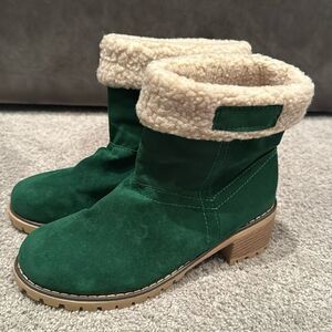 Women’s Green Short Chunky Block Heel Chelsea Boots Pull On Size 6.5 (38CN) NEW